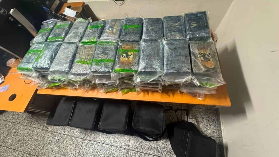 Ocupan gran cantidad de droga en AILA; once arrestados