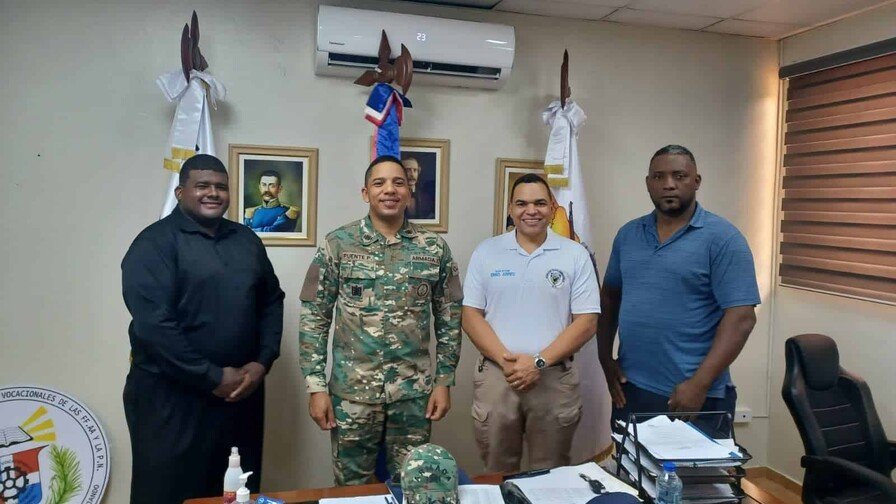 Policía y Escuela Vocacional empoderan a jóvenes en La Romana