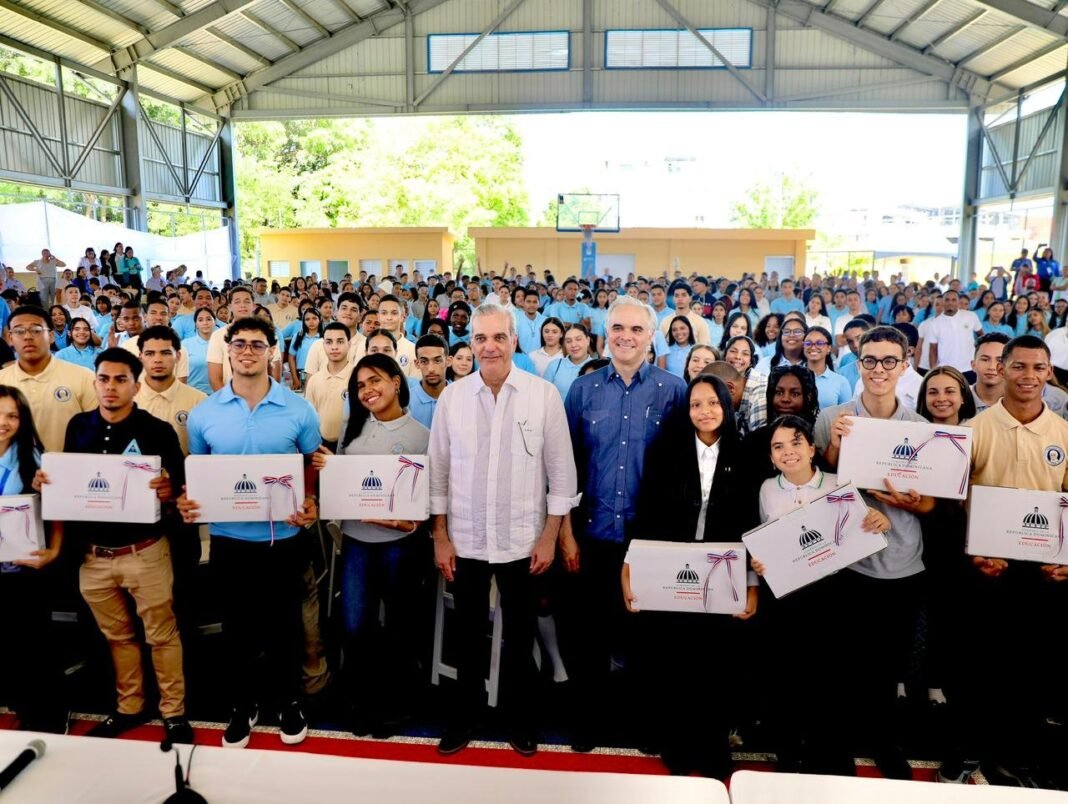 ¡Qué ‘Vaina’ Bacana! Abinader Impulsa el Éxito con Inglés y Tecnología Abinader Impulsa el Éxito con Inglés y Tecnología