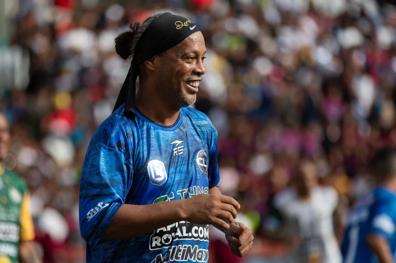 ¡Qué ‘vaina’ buena! Ronaldinho Vuelve al ‘Coro’ con el Ravenna: ¿Puro ‘Tigueraje’ o Magia Eterna? Ronaldinho Vuelve al Terreno con el Ravenna: ¿Marketing o Magia Eterna?