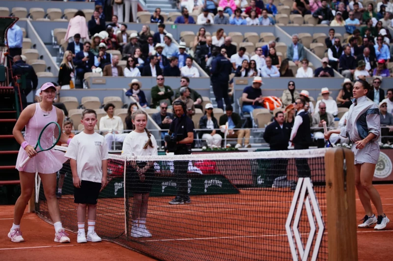 Andreeva supera a Kostyuk en un Roland Garros lleno de tensión