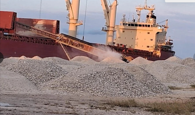 Barahona en Pie: La Minería, Defendamos nuestros Ríos