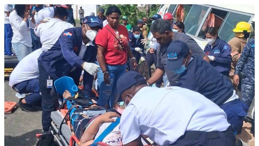 Accidente en la Vía: La ‘Vaina’ de la Guagua de Supérate, ¡un Lío! Accidente en la Via La Vaina de la Guagua de Superate un Lio