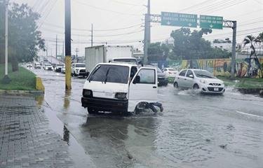 Vaguada y onda tropical traen aguaceros al país