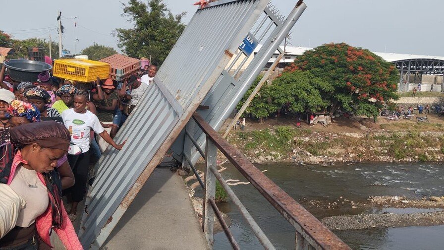 ¡Atención, Dajabón! El Puente Internacional está ‘Jequeado’ y Esto es una ‘Vaina Seria’ Dajabón: Puente Internacional en Riesgo por Deterioro