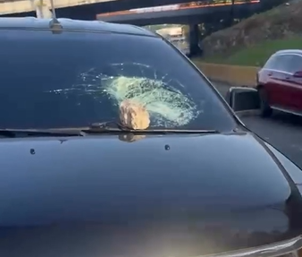 Lanzan piedras a vehículos desde puente en Las Américas