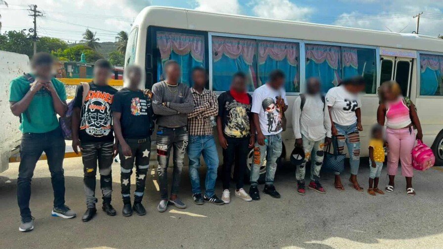 Tremendo Coro: Detienen Guagua con Indocumentados en la Ruta Pedernales-SD