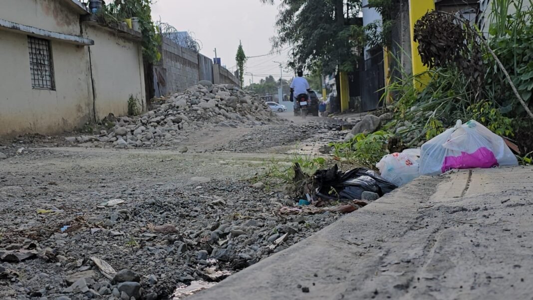 ¡Qué ‘vaina’! En Los Alcarrizos, las calles intervenidas se convierten en un ‘lodazal’ de promesas rotas. En Los Alcarrizos, las calles intervenidas se convierten en un lodazal de promesas rotas.