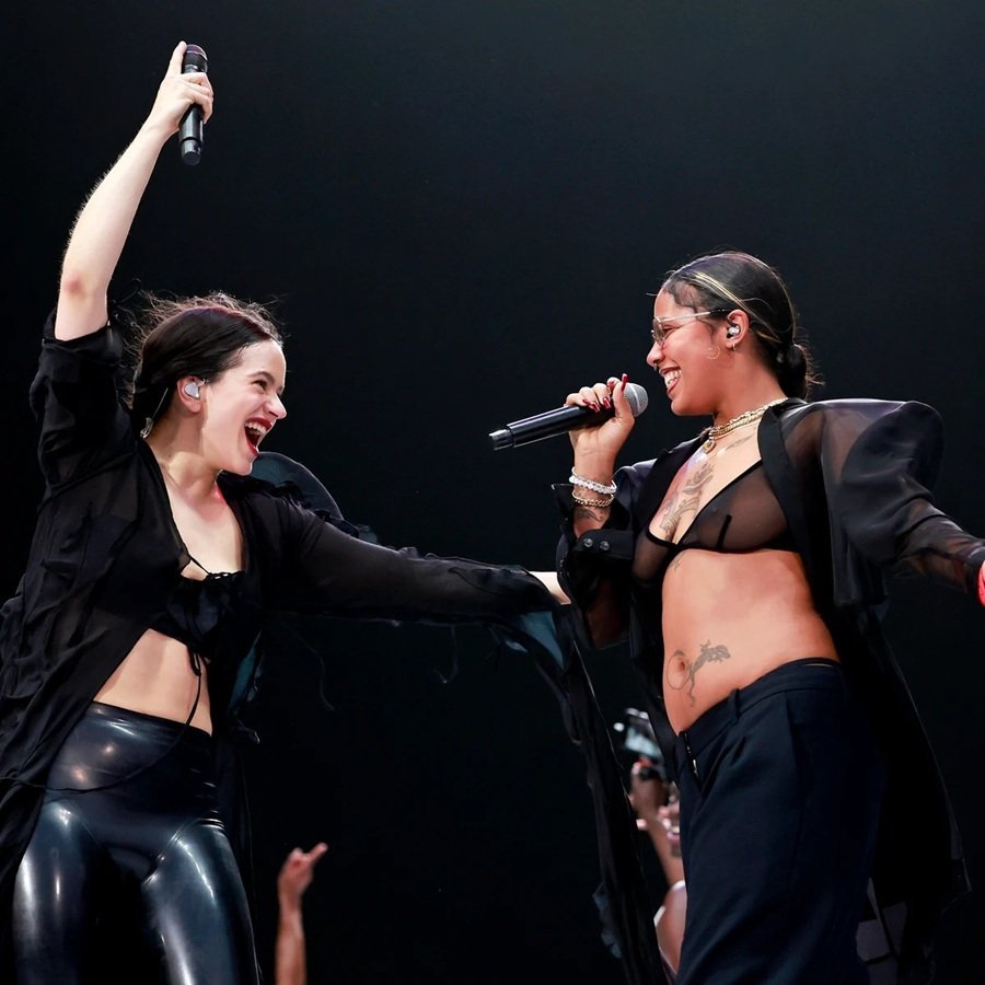 La Conexión ‘Jevi’: Rosalía y Tokischa Encienden Bogotá con un ‘Coro’ Inolvidable Rosalía y Tokischa Reafirman su Amistad en Concierto de Bogotá