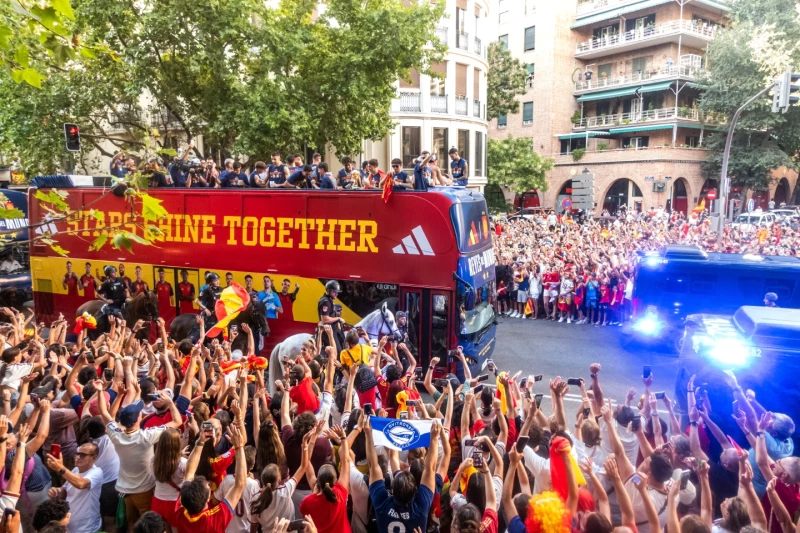 España campeona: ¡Un ‘coro’ mundial de alegría en la Madre Patria! España campeona: Un coro mundial de alegría en la Madre Patria