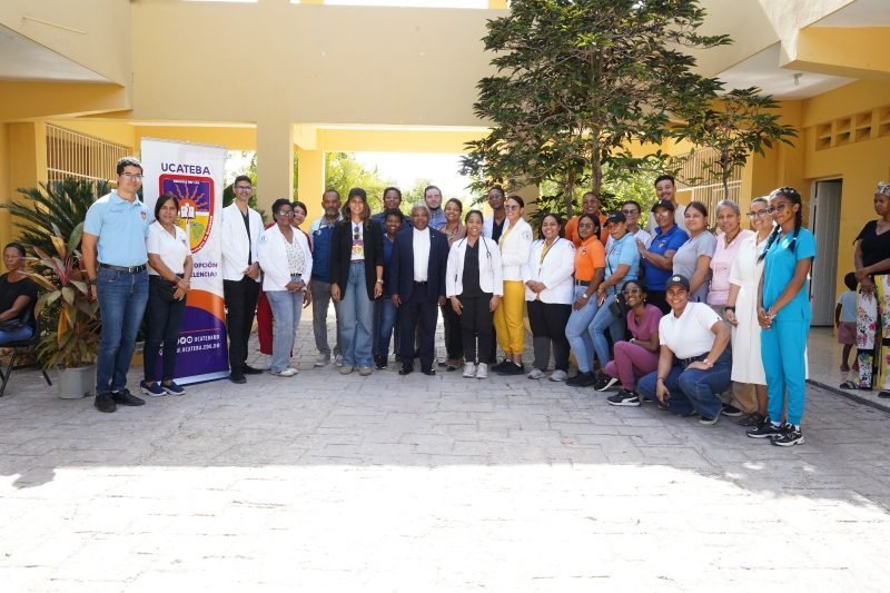 ¡Qué ‘Vaina’ Bacana! Ucateba Llevó Salud Gratis a Jimaní y la Gente ¡Feliz! Que Vaina Bacana! Ucateba Llevo Salud Gratis a Jimani y la Gente Feliz!