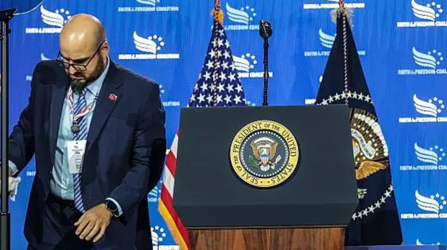 El ‘Lío’ en la Casa Blanca: Empleado de Teleprónter en Tremenda ‘Vaina’ por Apuestas con Discursos de Trump El Lío en la Casa Blanca: Empleado de Teleprónter por Apuestas con Discursos de Trump