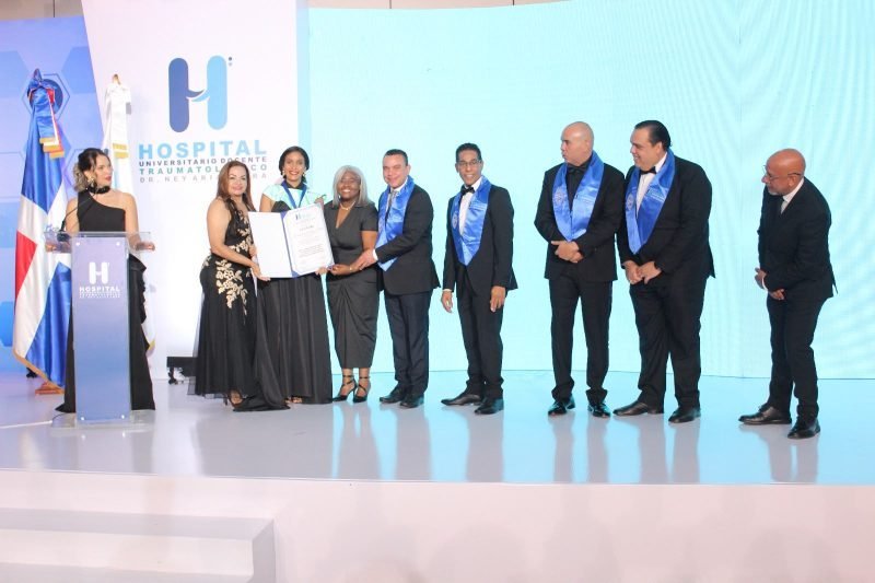 ¡Sube la vara! Ney Arias Lora gradúa un ‘Coro’ de Médicos Especialistas Sube la vara! Ney Arias Lora gradua un Coro de Medicos Especialistas