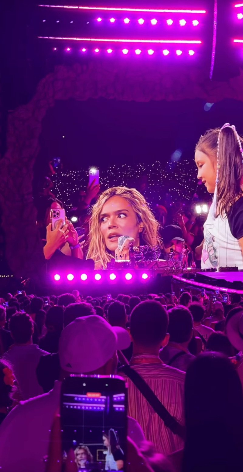 Niña sorprende a Karol G con tema de Shakira en concierto