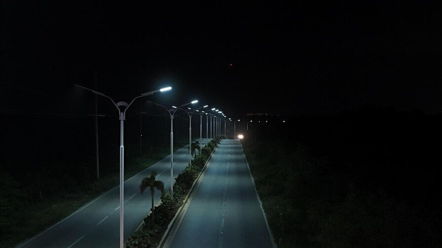 ¡La Autopista se Puso Bacana!: Obras Públicas y RD Vial Dejan las Vías ‘Alumbraítas’ con Energía Solar Obras Públicas y RD Vial Iluminan Vías con Energía Solar