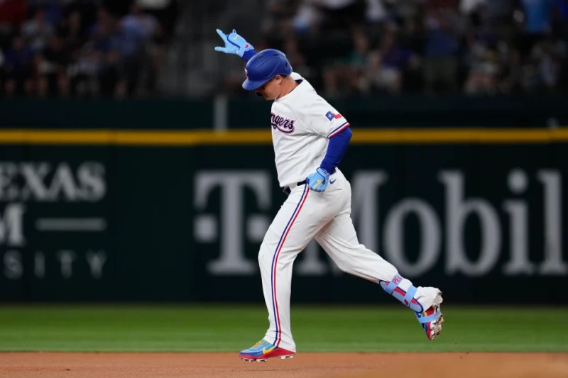 Que palos en Texas Rangers se lucen con jonrones y afianzan liderato