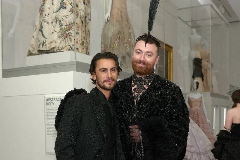 ¡Sam Smith y Christian Cowan se van de ‘Coro’ Nupcial! Un Amor bien ‘Chulo’ que Inspira Nuevo Álbum Sam Smith y Christian Cowan: Compromiso y Nuevo Álbum Hazel Eyes