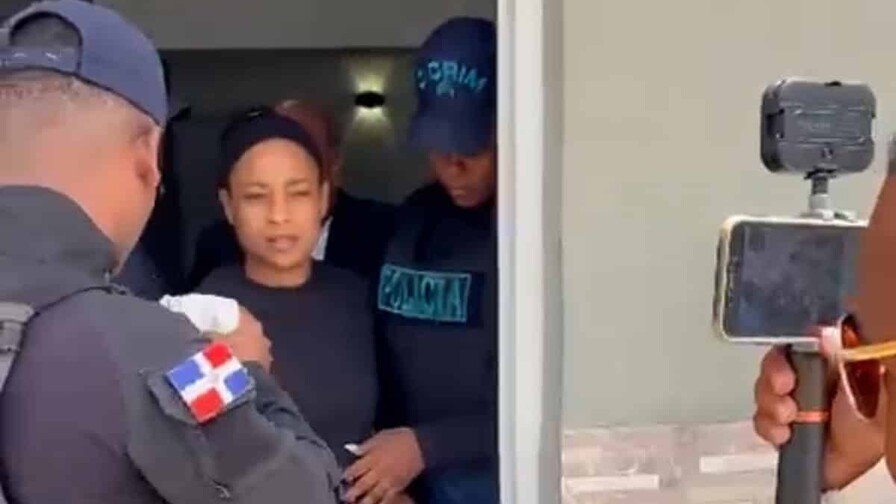 ¡Se Entregó la ‘Vaina’! Mujer Acusada de Crimen en Colmado de Higüey se Pone a Disposición Mujer Acusada de Crimen en Colmado de Higüey se Entrega a las Autoridades