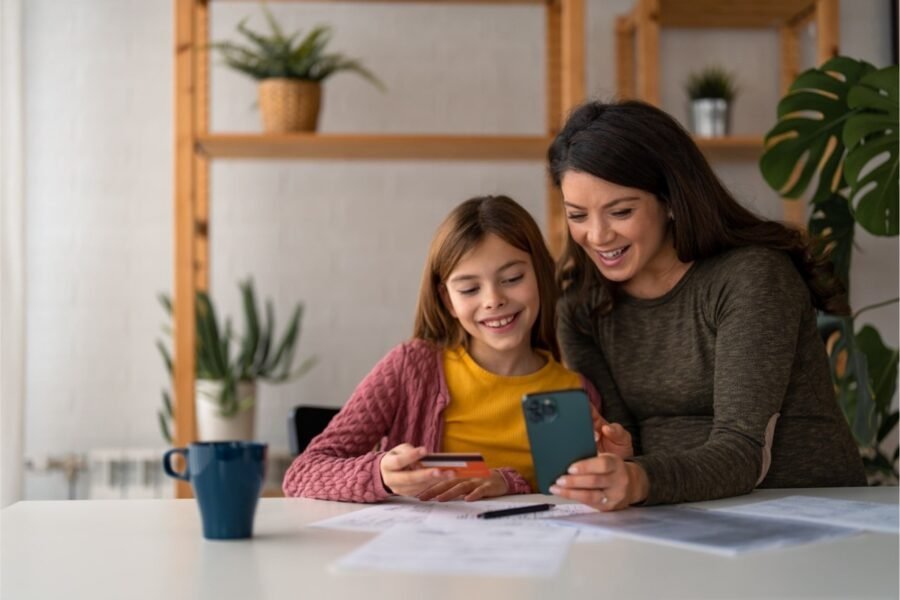 La ‘Vaina’ de la Plata: ¡Enséñales a tus Hijos a Ser Financieramente ‘Bacanos’! Educación Financiera Infantil: Claves para Enseñar a los Hijos a Manejar el Dinero