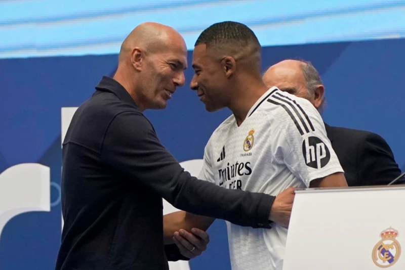 ¡Zizou a la cancha! ¿El ‘bacano’ Zidane listo para tomar las riendas de Francia? Zizou a la cancha. El bacano Zidane listo para tomar las riendas de Francia.