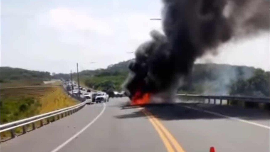 ¡Qué ‘Palo’! Accidente Fatal en la Circunvalación de Baní Deja un Calcinado y un Tremendo ‘Tapón’ Accidente Fatal en la Circunvalación de Baní Deja un Calcinado y un Tremendo Tapón