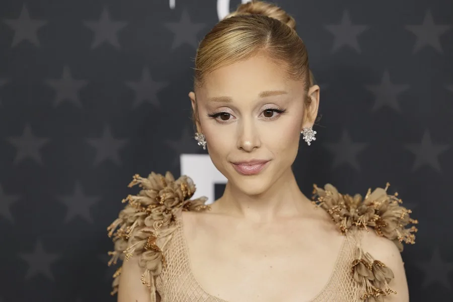 ¡Qué ‘lío’! Ariana Grande arremete contra Trump por usar su música para atacar a mujeres trans Ariana Grande arremete contra Trump por usar su música para atacar a mujeres trans