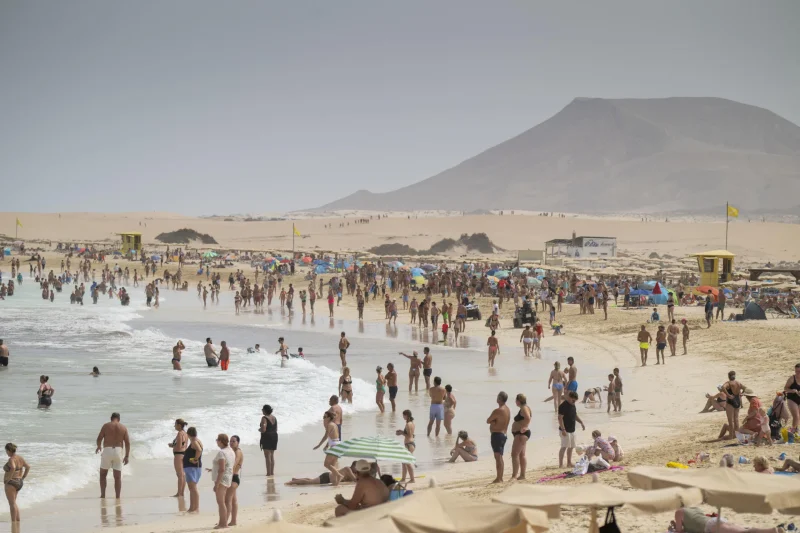 El Calor Cobra Vidas en Canarias y España Suda la Gota Gorda