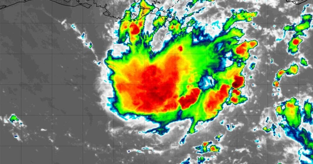 ¡Ojo al Parche! El Centro Nacional de Huracanes Monitorea Dos ‘Vainas’ Tropicales que Pueden Afectar Zonas… Centro Nacional de Huracanes Monitorea Dos Fenomenos Tropicales
