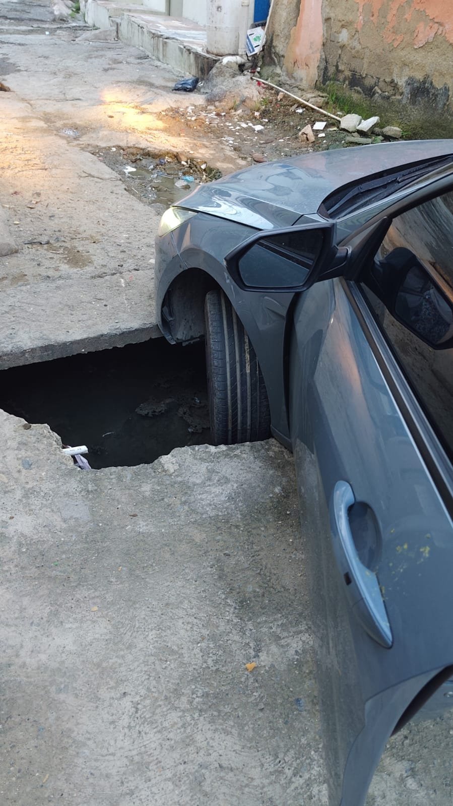 Peligroso colapso de una calle en Sabana Perdida mantiene a la comunidad en vilo