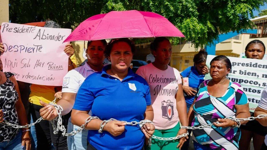 ¡Qué Vaina! Protesta por Retraso en Escuela de Santiago Mantiene a Cientos ‘Fuera de Liga’ Protesta por Retraso en Escuela de Santiago Mantiene a Cientos Fuera de Liga