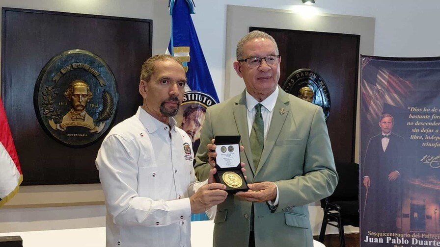 ¡Qué ‘Vaina Bacana’! Efemérides Patrias Reconoce a Duarte con Medalla del Sesquicentenario Efemérides Patrias Reconoce a Duarte con Medalla del Sesquicentenario