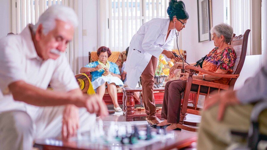¡’La vaina’ se complica! El costo de cuidar a nuestros viejitos en RD El costo de cuidar a nuestros adultos mayores en Republica Dominicana
