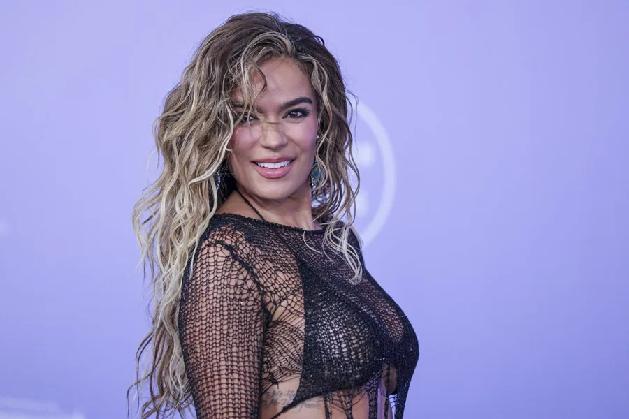 Karol G: Un ‘Desahogo Bacano’ de Corazón Roto con su Nuevo Álbum Karol G: Un Desahogo de Corazón Roto con su Nuevo Álbum
