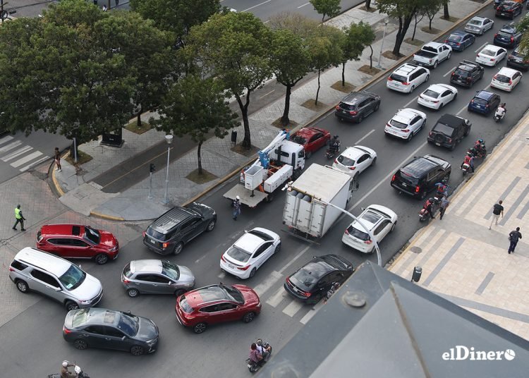 ¡Mujeres ‘Dando la Para’ al Volante! El Parque Vehicular Femenino Crece un 6% en RD Mujeres al Volante Parque Vehicular Femenino Crece 6% Republica Dominicana