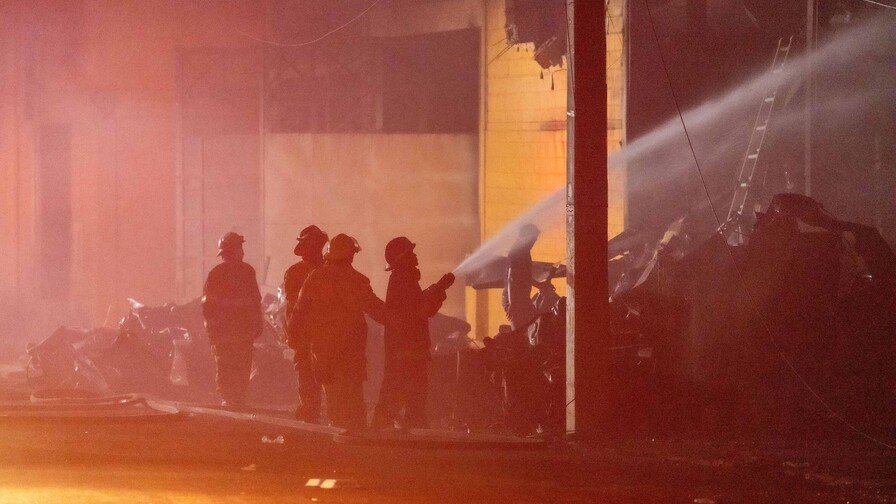¡Candela que se lleva una casa en Ocoa! Una familia quedó sin ‘na’ Incendio que se lleva una casa en Ocoa. Una familia quedó sin nada.