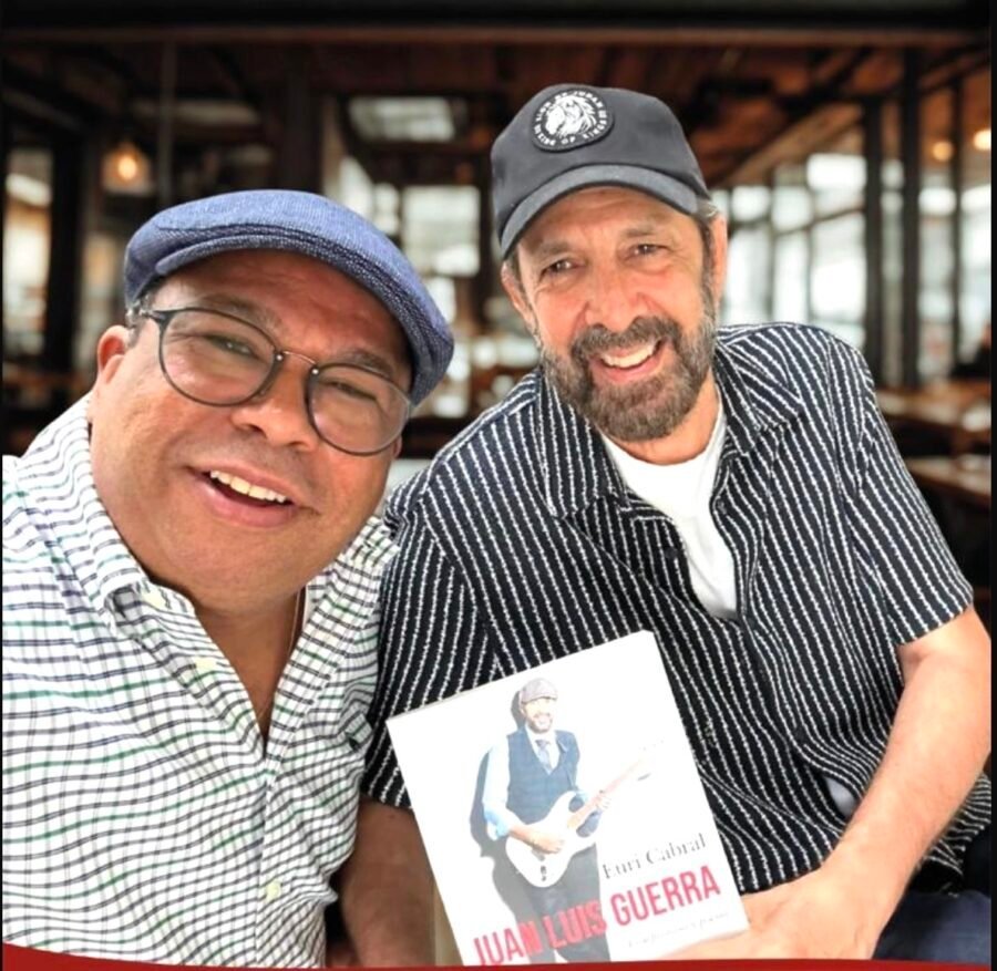 ¡Qué ‘vaina’ más jevi! Juan Luis Guerra recibe libro que celebra su fe y trayectoria Juan Luis Guerra recibe libro que celebra su fe y trayectoria