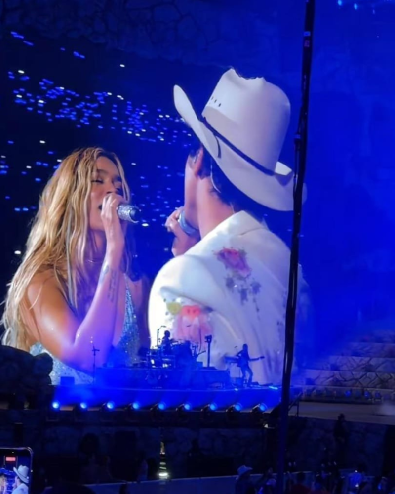 ¡Qué ‘vaina’ buena! Karol G y Bruno Mars arman un ‘coro’ épico en Los Ángeles Que vaina buena! Karol G y Bruno Mars arman un coro epico en Los Angeles