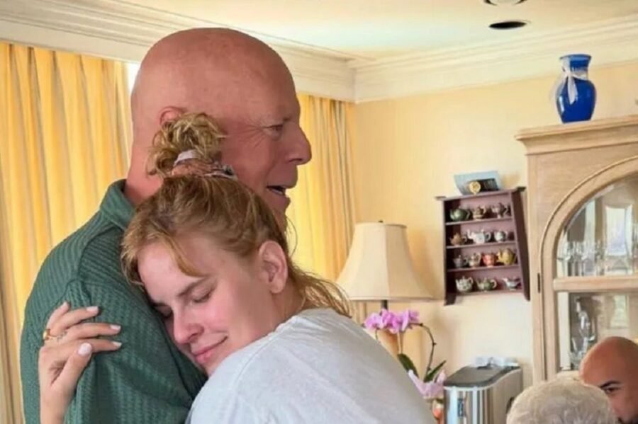 El ‘Jefe’ Bruce Willis: Un Momento ‘Jevi’ y Emotivo en la Boda de su Hija Bruce Willis en la Boda de su Hija: Un Momento Emotivo