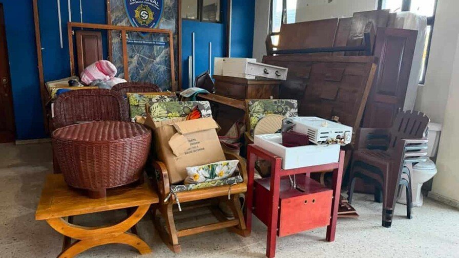 Jarabacoa: ¡Qué ‘vaina’ con el Cuidador! Acusado de Robo de Más de RD$5 Millones Jarabacoa: Que vaina con el Cuidador! Acusado de Robo de Mas de RD$5 Millones