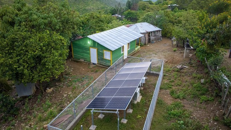 ¡Luz al ‘bate’ en Pedro Santana! Energía solar transforma comunidades Luz al bate en Pedro Santana Energia solar transforma comunidades