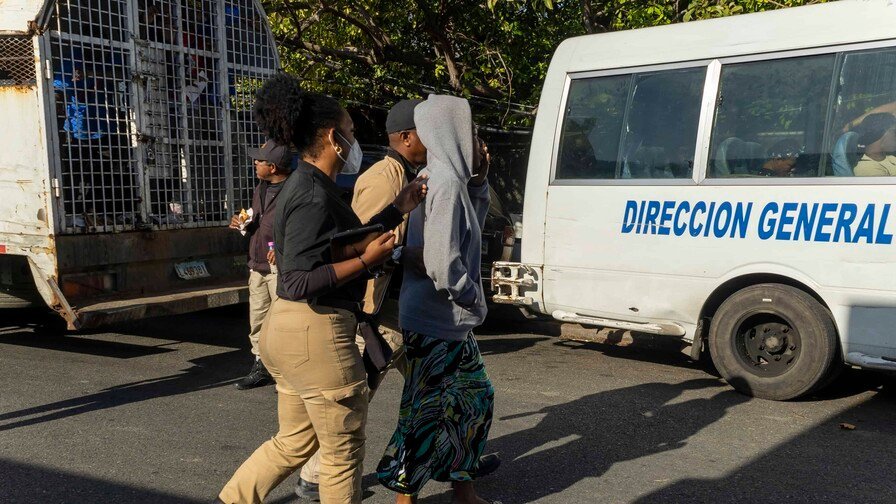 ¡Se armó la ‘vaina’ en Hato Mayor! Migración somete a hombre por interferir operativo Migración somete a hombre por interferir en operativo en Hato Mayor