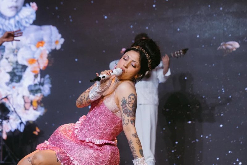 Mon Laferte se arma un ‘lío’ en el aeropuerto por un ‘fan’ que no sabía sus canciones Mon Laferte se arma un lio en el aeropuerto por un fan que no sabia sus canciones