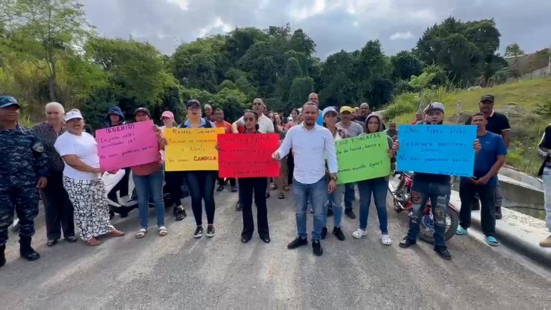 ¡El Caimito en ‘brete’! Moradores de Jánico exigen la terminación de carretera El Caimito en brete Moradores de Janico exigen la terminacion de carretera
