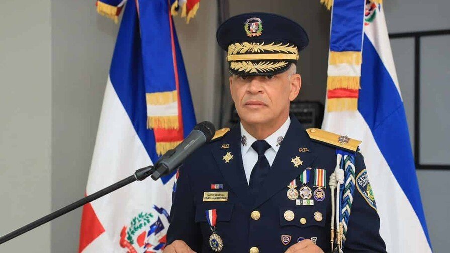 ¡El Nuevo Jefe al Mando! Director de la Policía llama a ‘Apretar’ el liderazgo y la unidad El Nuevo Jefe al Mando Director de la Policía llama a Apretar el liderazgo y la unidad