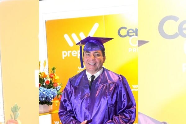 ¡Qué ‘vaina’ más chula! Cristian Castro es bachiller a los 51, con el apoyo de su madre Verónica Cristian Castro se gradúa de bachiller a los 51 años, acompañado de su madre Verónica
