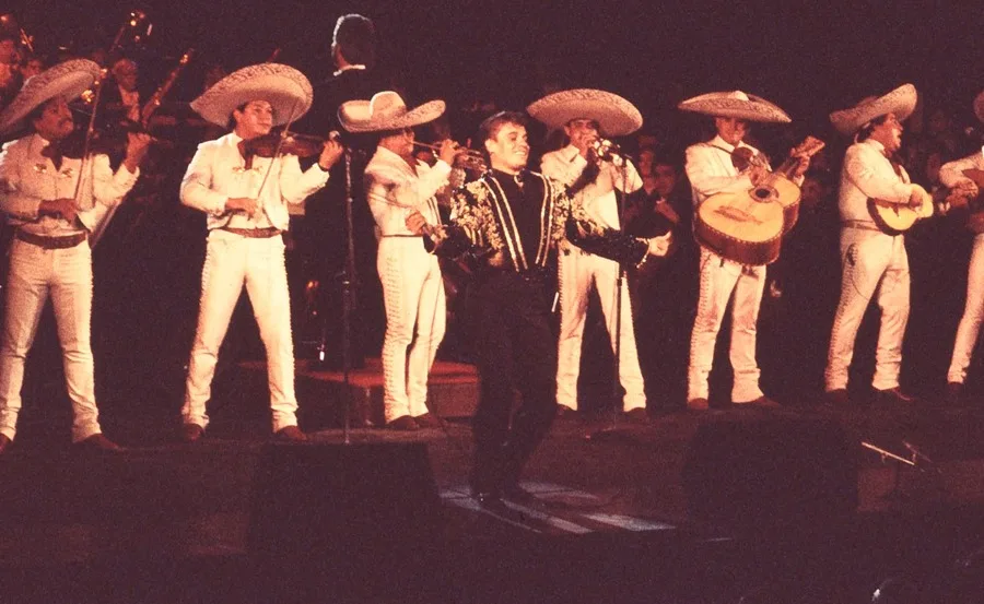 Juan Gabriel: Imágenes Ineditas Reveladas tras 10 Anos de su Fallecimiento