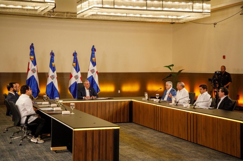 Abinader aborda obras y seguridad en Santiago