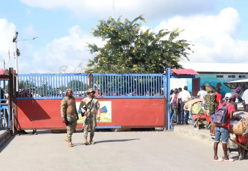 Aduanas le pone ‘freno’ al ‘relajo’ en el tránsito de mercancías hacia Haití Aduanas pone freno al transito de mercancias hacia Haiti