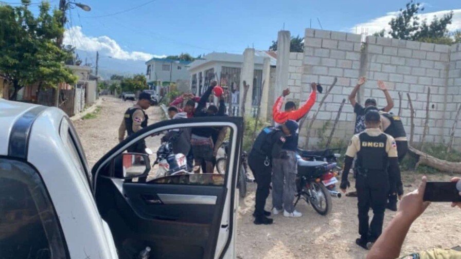 ¡Tremendo ‘coro’! ‘Cogen’ un ‘viaje de vainas’ en Enriquillo: Operativo ‘jevi’ contra el ‘tigueraje’ Tremendo operativo en Enriquillo: Desmantelan red de armas y drogas
