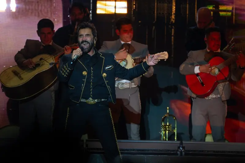 ¡El Potrillo Montó un ‘Coro Bacano’ en Punta Cana y la Gozadera Fue Total! Alejandro Fernández Conquista Punta Cana con su Música